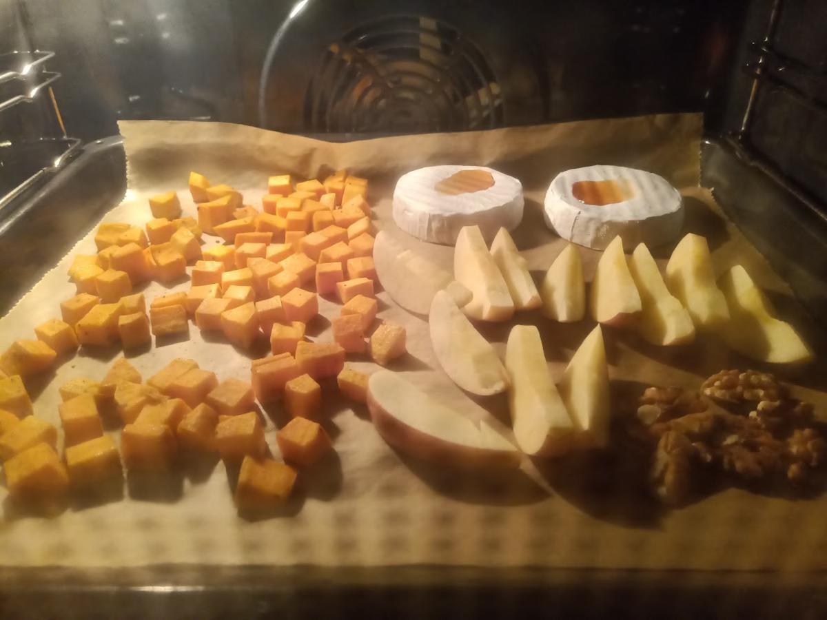 Camembert auf Rucola-Linsen-Salat mit Süßkartoffel und Apfelspalten - Rezept - Bild Nr. 4