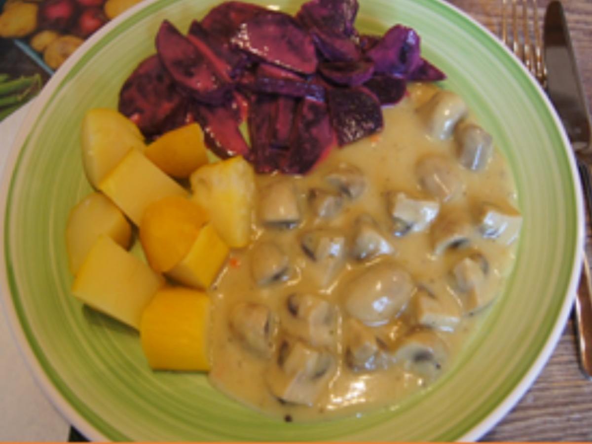 Champignons in Knoblauch-Kokosmilch-Sauce mit Rote-Bete-Salat und Salz ...