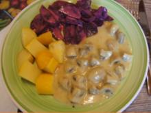 Champignons in Knoblauch-Kokosmilch-Sauce mit Rote-Bete-Salat und Salz-Kartoffeln - Rezept - Bild Nr. 2