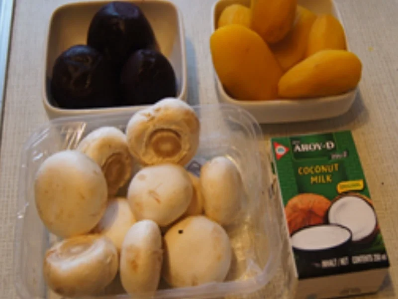 Champignons in Knoblauch-Kokosmilch-Sauce mit Rote-Bete-Salat und Salz-Kartoffeln - Rezept - Bild Nr. 3