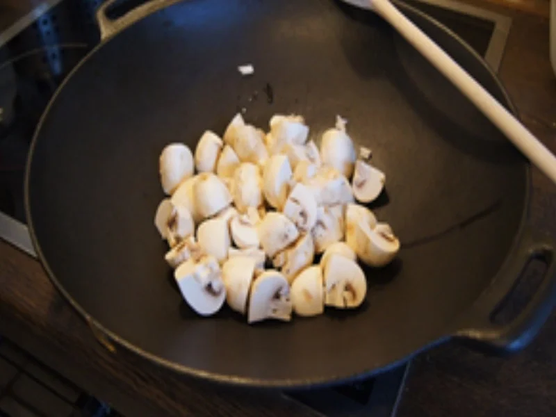 Champignons in Knoblauch-Kokosmilch-Sauce mit Rote-Bete-Salat und Salz-Kartoffeln - Rezept - Bild Nr. 5