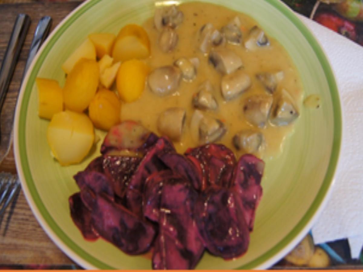 Champignons in Knoblauch-Kokosmilch-Sauce mit Rote-Bete-Salat und Salz-Kartoffeln - Rezept - Bild Nr. 13