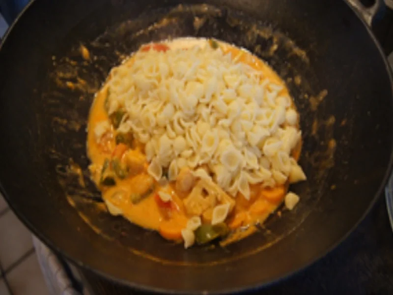 Muschelnudeln mit roten Gemüse-Garnelen-Curry - Rezept - Bild Nr. 16352