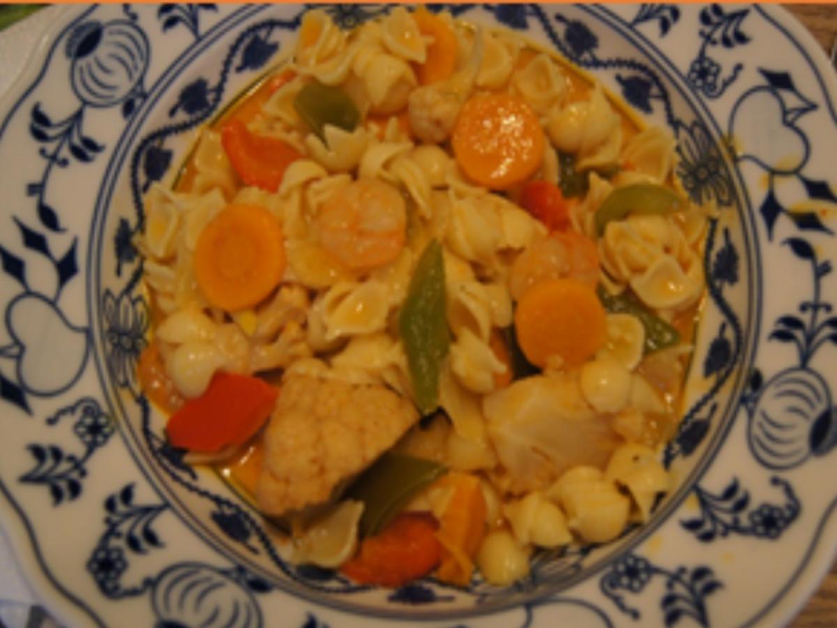 Muschelnudeln mit roten Gemüse-Garnelen-Curry - Rezept - kochbar.de