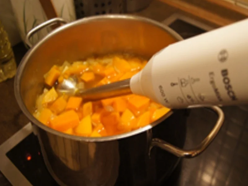 Rezept: Kürbis-Süßkartoffel-Suppe mit Mettbällchen-Spieß Bild Nr. 16356 Kürbis-Süßkartoffel-Suppe mit Mettbällchen-Spieß - Rezept - Bild Nr. 16356