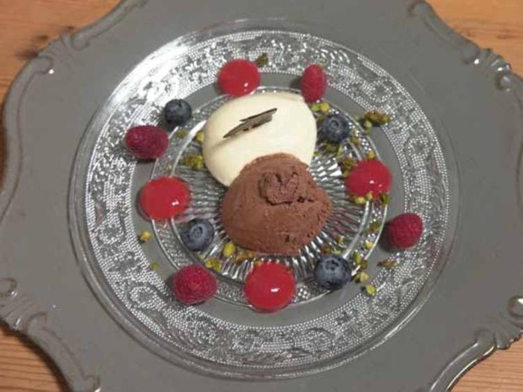 Mousse au Chocolat dunkel und weiß mit Früchten - von Das perfekte Dinner Mousse au Chocolat dunkel und weiß mit Früchten - von Das perfekte Dinner