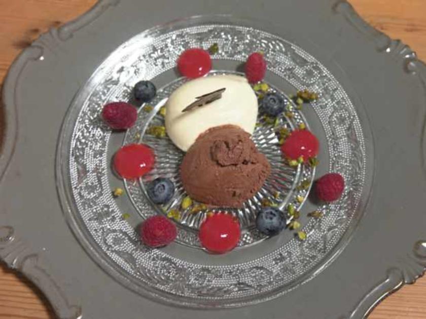 Mousse au Chocolat dunkel und weiß mit Früchten - von Das perfekte Dinner