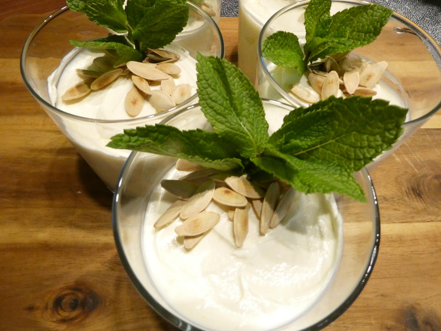 Käsekuchen-Creme mit Kürbiskernen und Minze - Rezept - kochbar.de