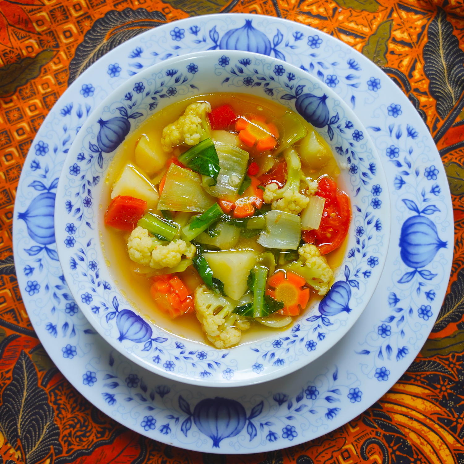 Klare Blumenkohlsuppe mit Gemüse - Rezept - kochbar.de