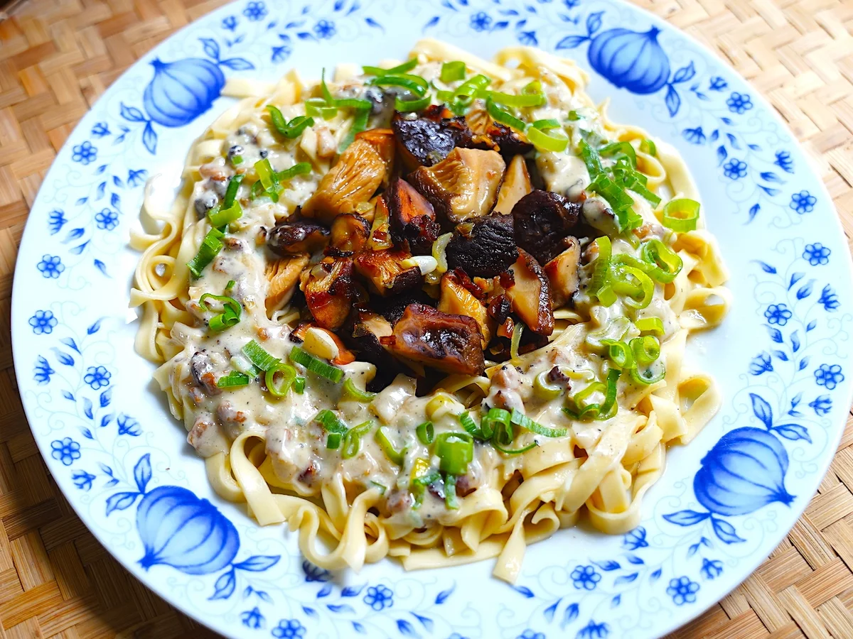 Tagliatelle mit Kokossauce und gebratenen Shiitake-Pilzen - Rezept - Bild Nr. 16348