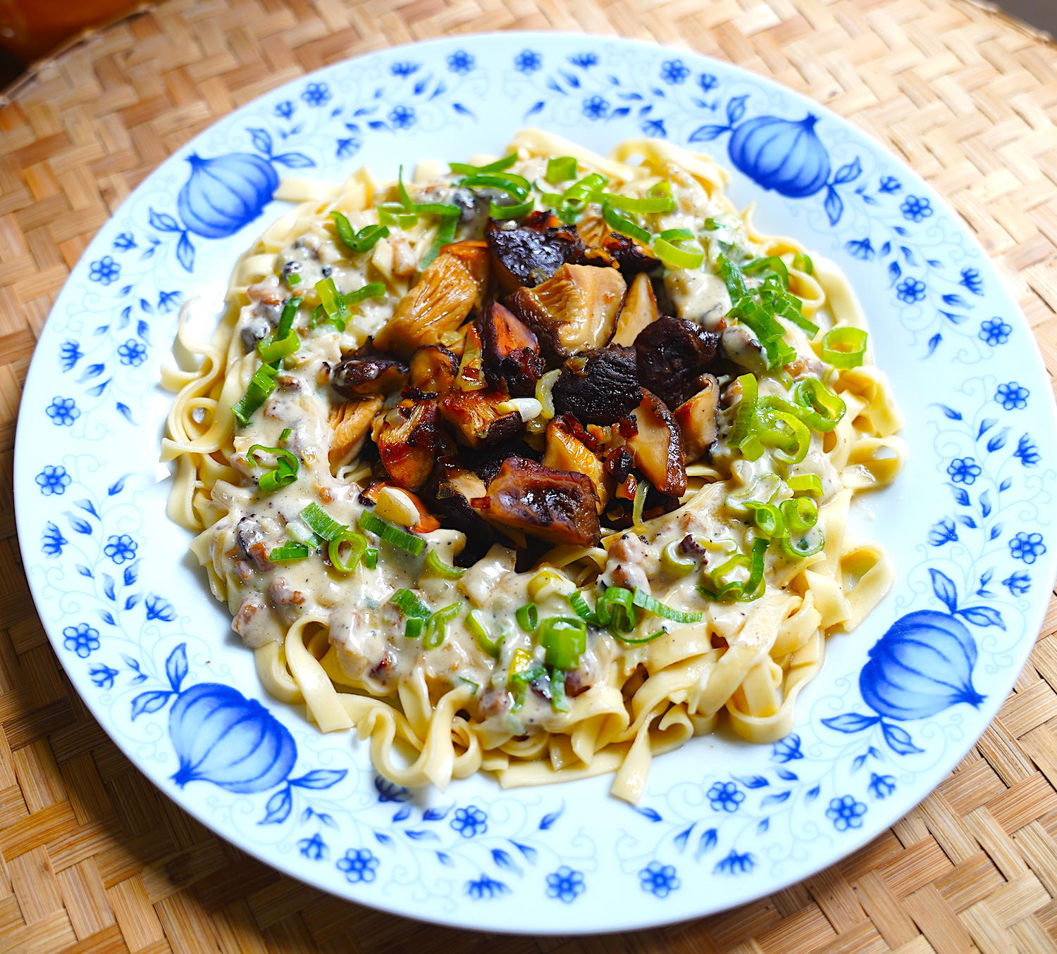 Tagliatelle mit Kokossauce und gebratenen Shiitake-Pilzen - Rezept ...