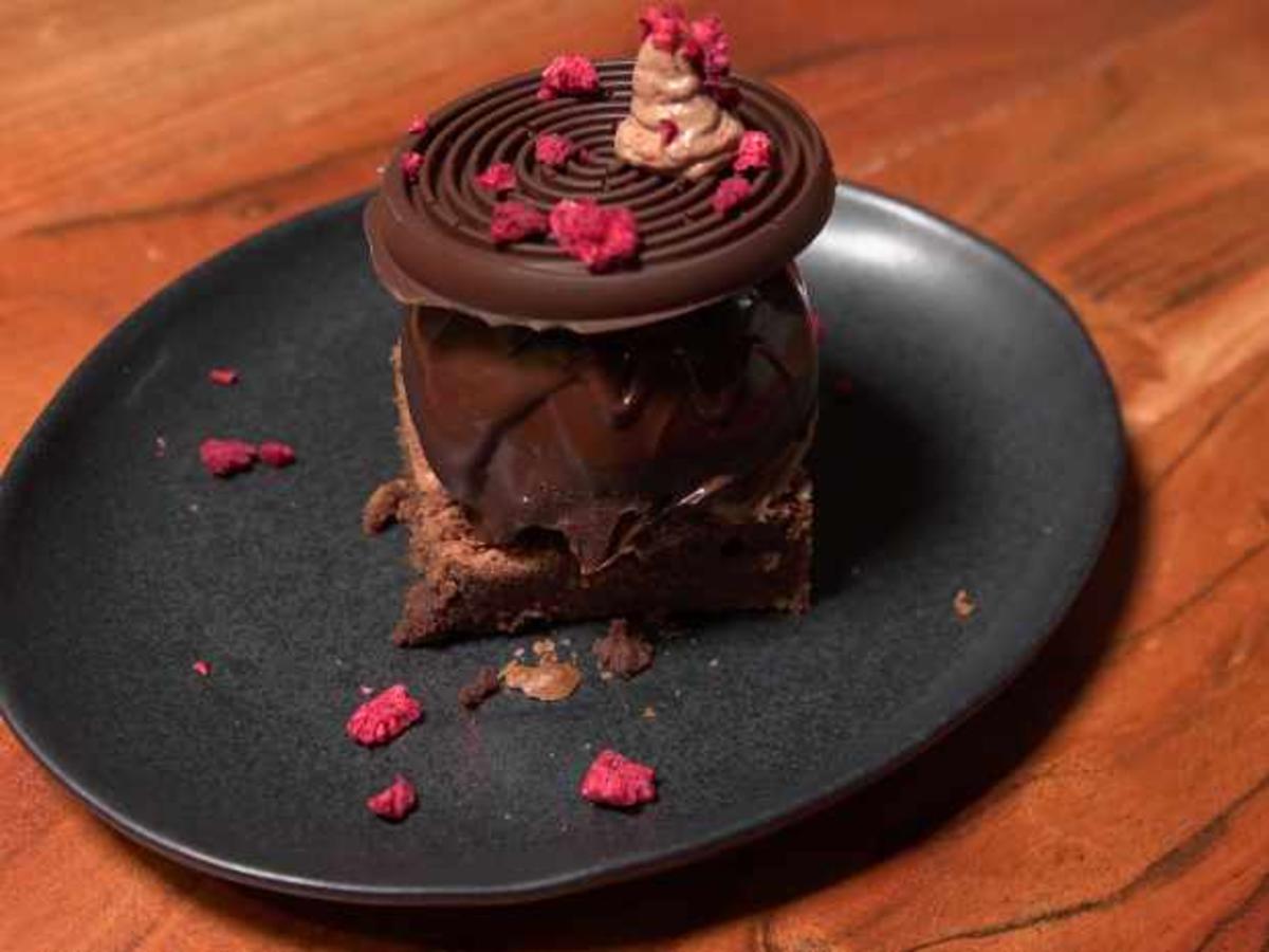 Schoko Mousse Kugel mit Salzkaramellkern auf Brownie - Rezept - kochbar.de