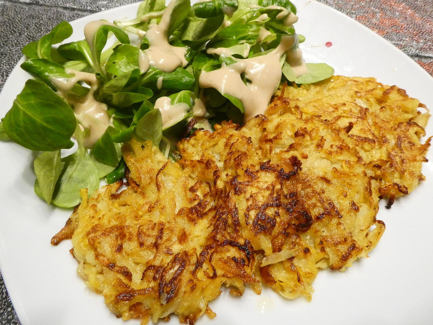 Steckrüben-Kartoffel-Rösti mit Feldsalat - Rezept - kochbar.de