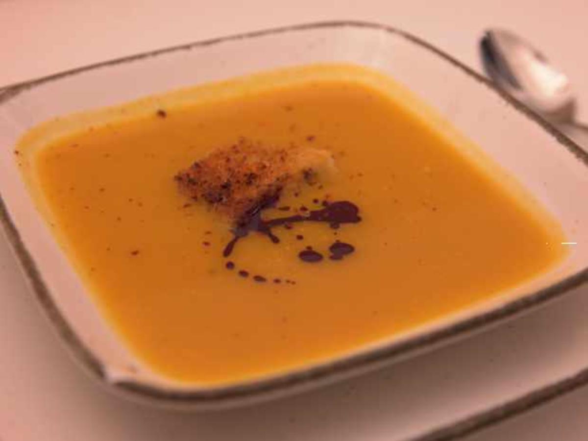 Kürbissuppe mit Chili-Crouton und Dinkel-Walnuss-Brot - Rezept - kochbar.de