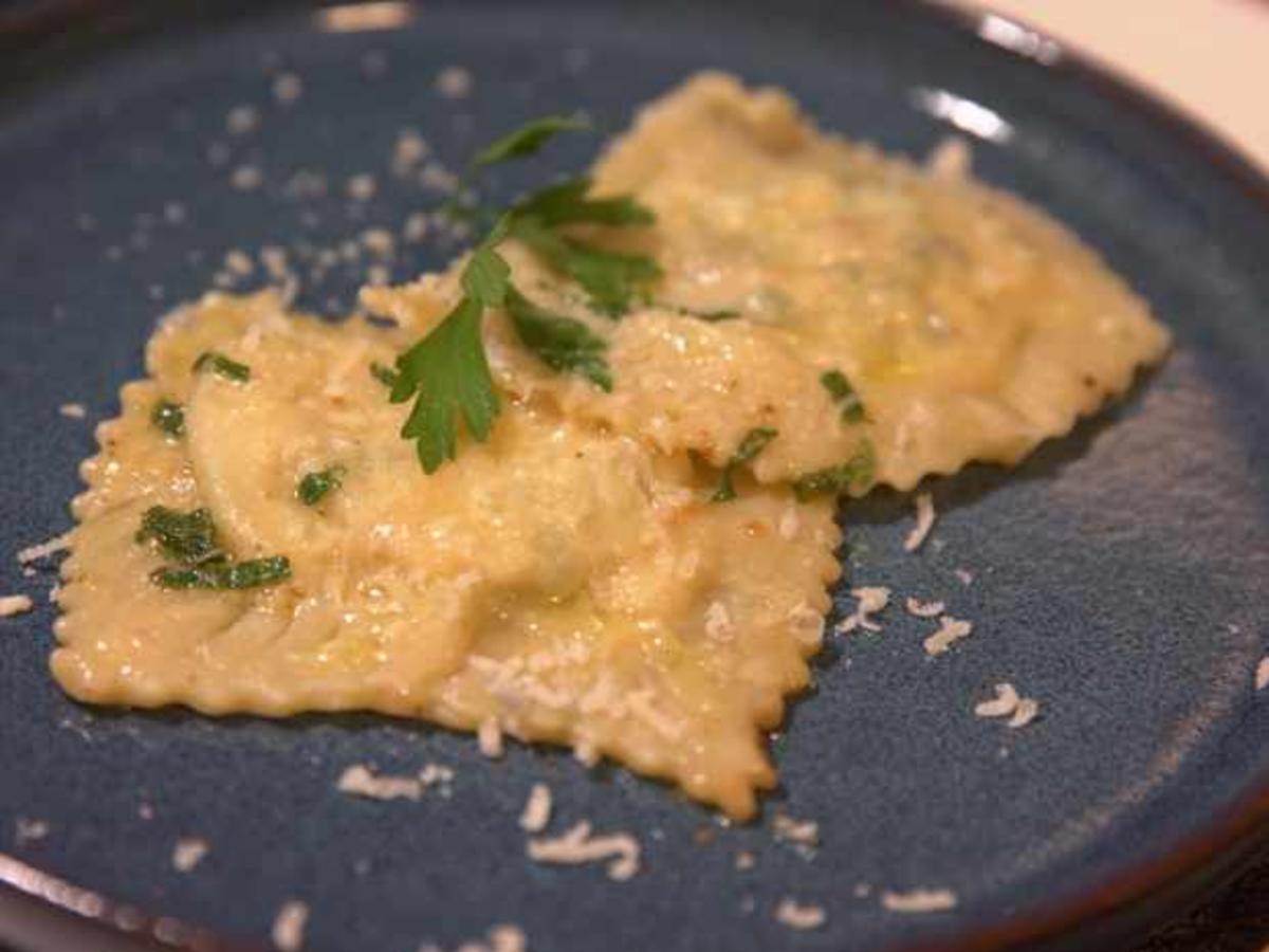 Ravioli mit Lachs-Basilikum-Füllung und Pilzfüllung in Butter ... Ravioli mit Lachs-Basilikum-Füllung und Pilzfüllung in Butter ...