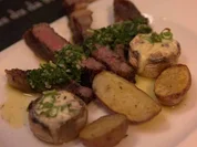Wagju Streifen mit Chimichurri, gefüllten Champignons und Rosmarinofenkartoffeln - Rezept - Bild Nr. 16348