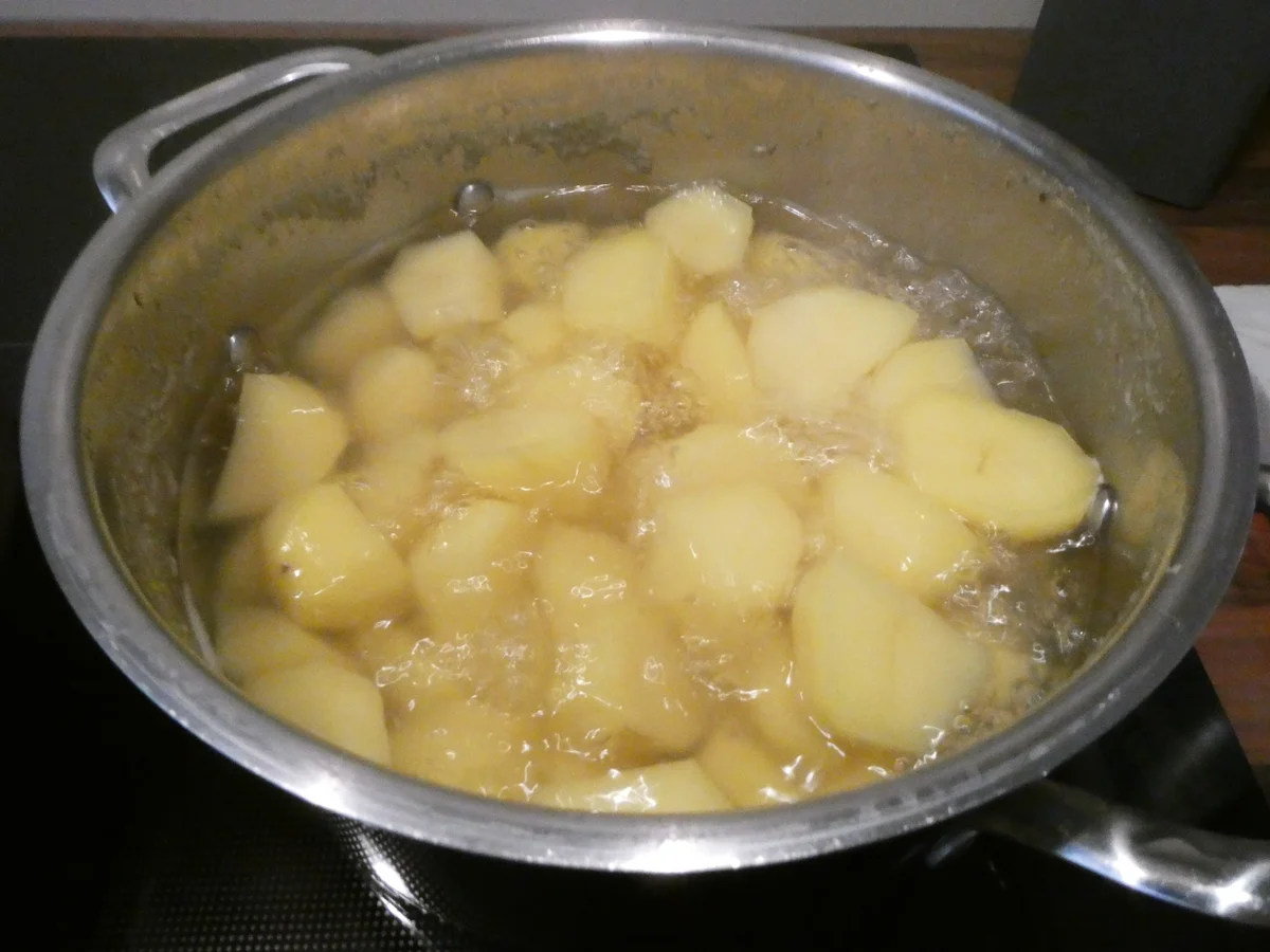 Rezept: Frikadellen mit Kartoffelstampf Bild Nr. 16350 Frikadellen mit Kartoffelstampf - Rezept - Bild Nr. 16350