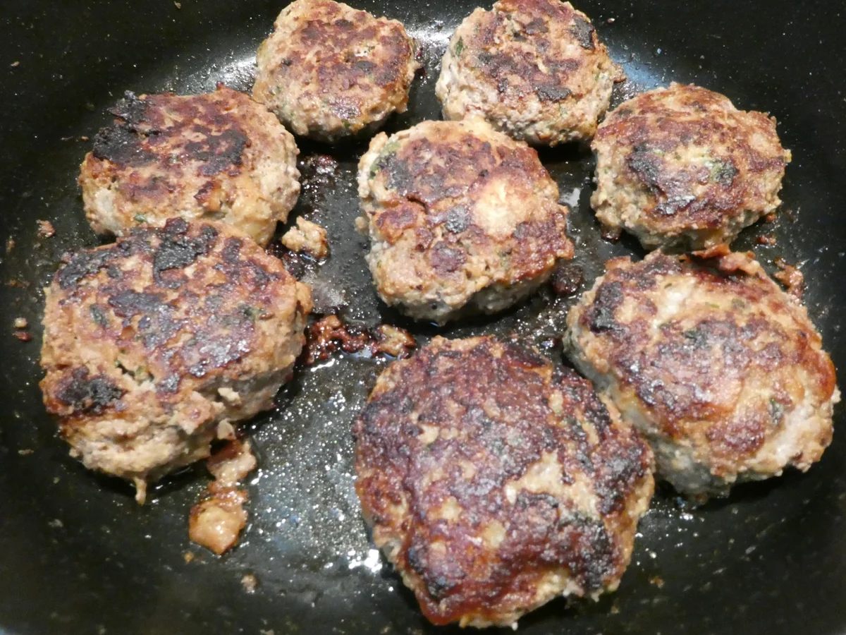 Rezept: Frikadellen mit Kartoffelstampf Bild Nr. 16360 Frikadellen mit Kartoffelstampf - Rezept - Bild Nr. 16360