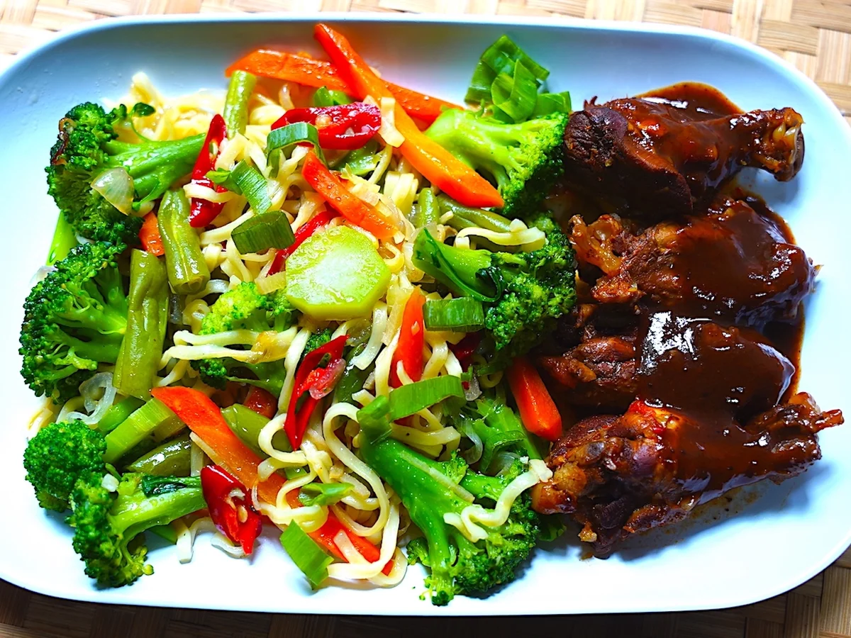 Bunte Nudeln mit Brokkoli und Hühnerflügel - Rezept - Bild Nr. 16348