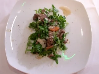 Rezept: Rinderfiletstreifen auf warmer Rauke mit Sardellensoße Rinderfiletstreifen auf warmer Rauke mit Sardellensoße - Rezept