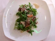 Rinderfiletstreifen auf warmer Rauke mit Sardellensoße - Rezept