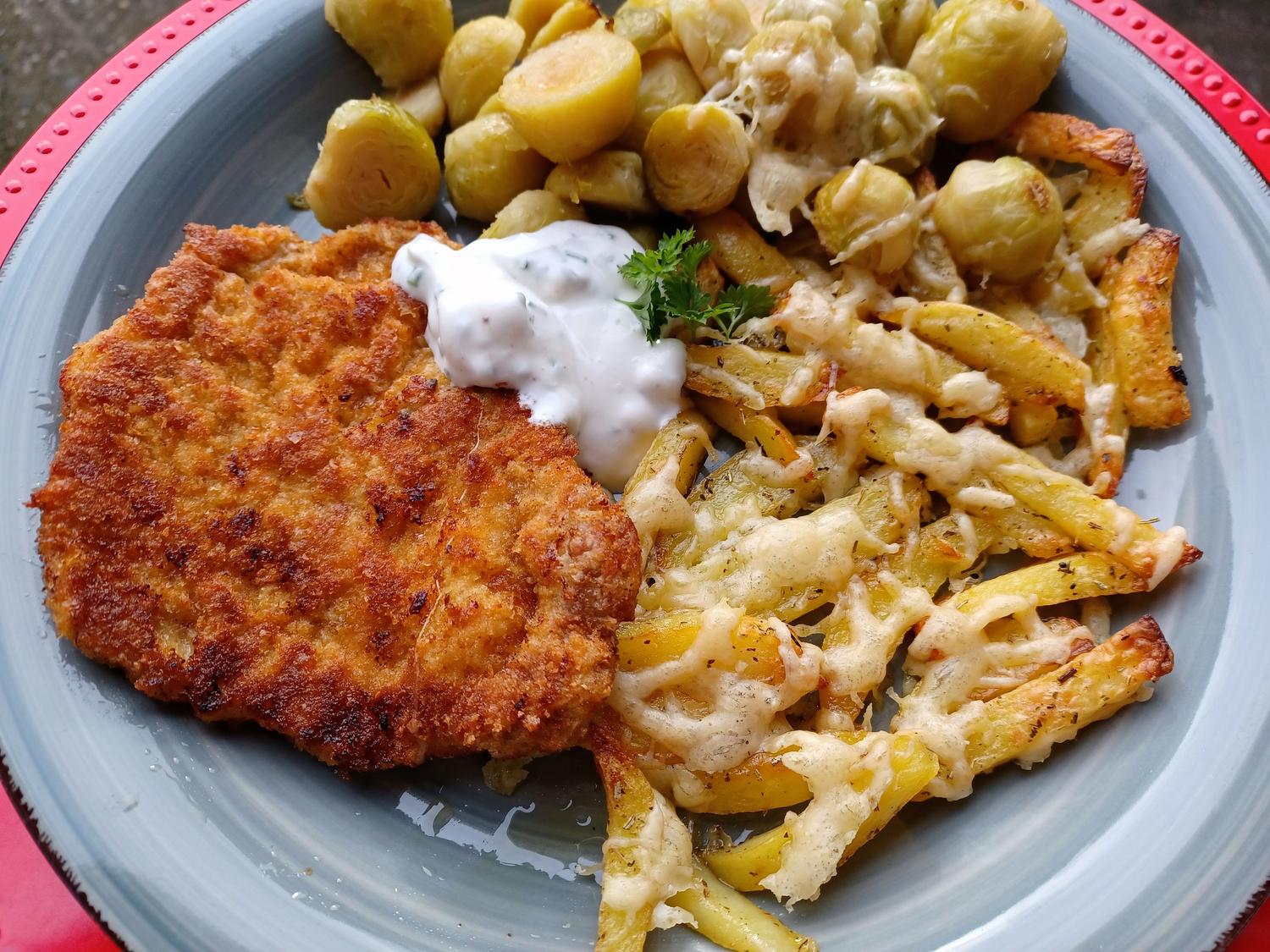 Schnitzel mit Pommes und Rosenkohl / Blumenkohl - Rezept - kochbar.de