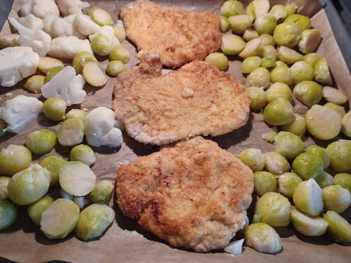 Rezept: Schnitzel mit Pommes und Rosenkohl / Blumenkohl Bild Nr. 16358 Schnitzel mit Pommes und Rosenkohl / Blumenkohl - Rezept - Bild Nr. 16358