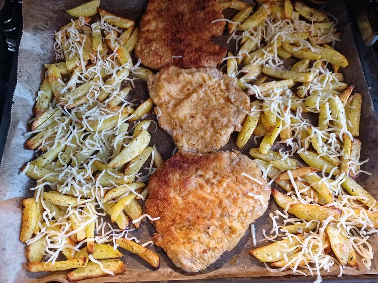 Schnitzel mit Pommes und Rosenkohl / Blumenkohl - Rezept - kochbar.de