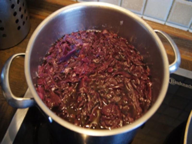 Rezept: Brägenwurst mit Preiselbeer-Rotkohl und tschechischen Knödeln Bild Nr. 7 Brägenwurst mit Preiselbeer-Rotkohl und tschechischen Knödeln - Rezept - Bild Nr. 7