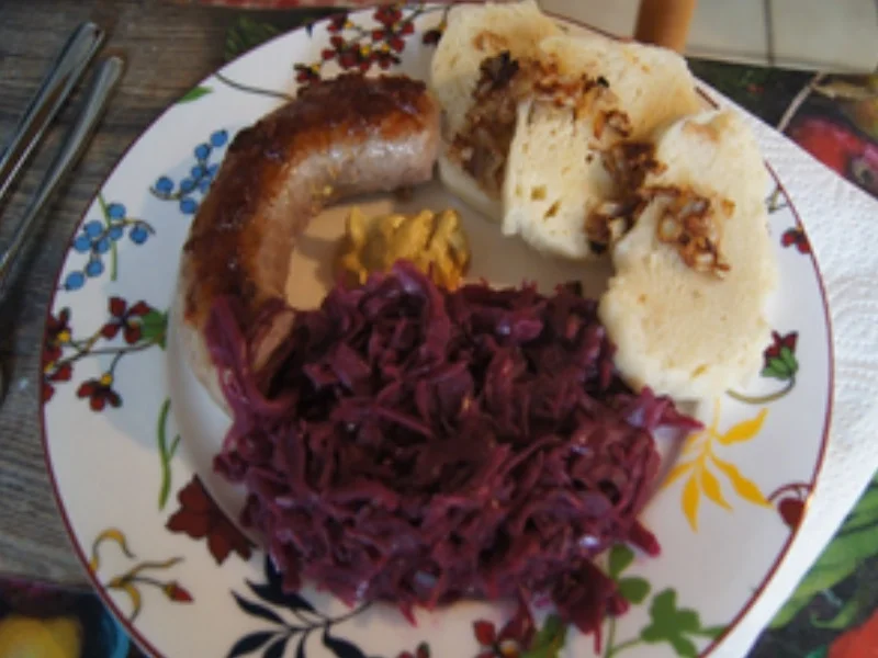 Rezept: Brägenwurst mit Preiselbeer-Rotkohl und tschechischen Knödeln Bild Nr. 9 Brägenwurst mit Preiselbeer-Rotkohl und tschechischen Knödeln - Rezept - Bild Nr. 9
