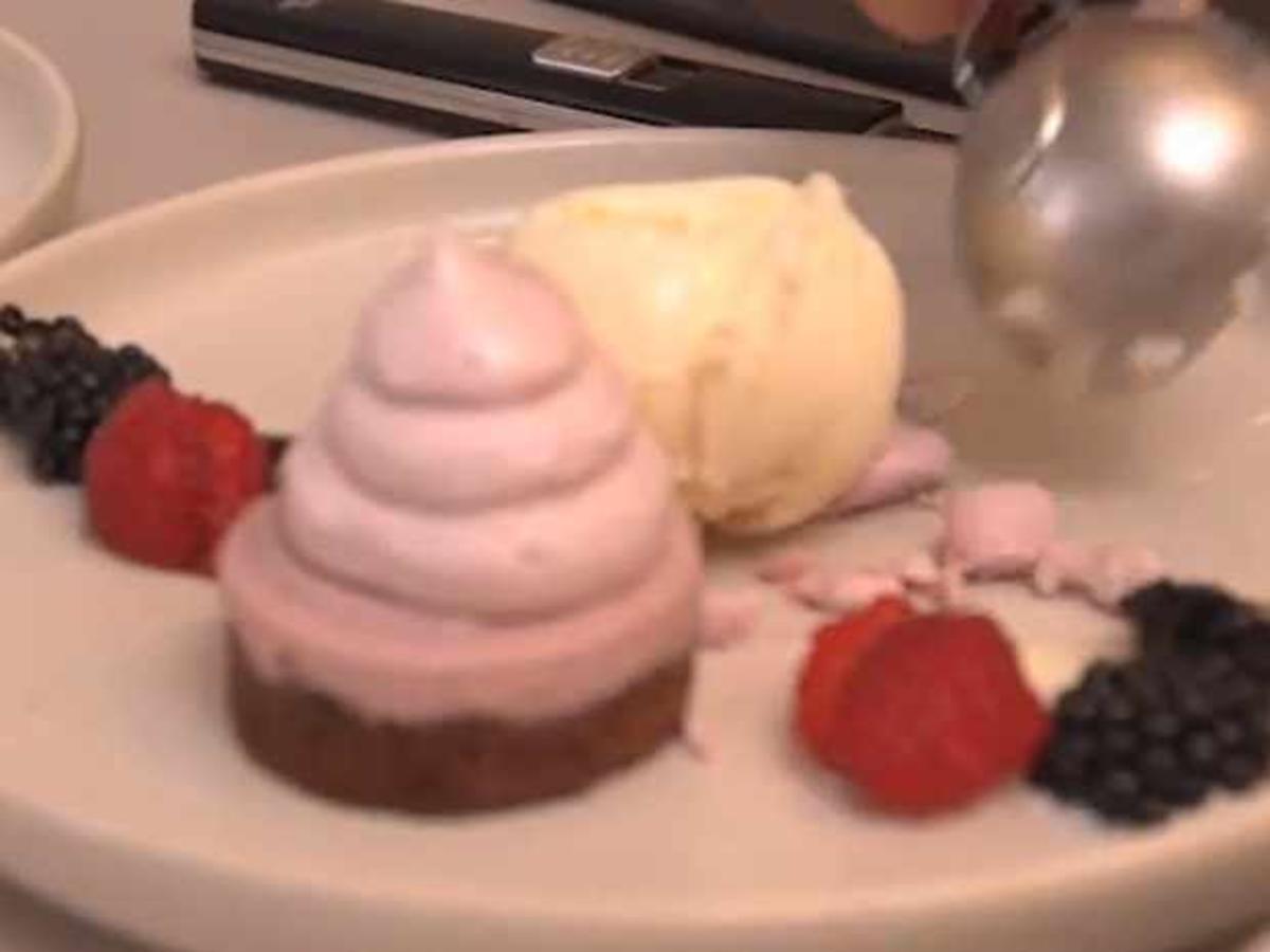 Brownie mit Brombeermousse und Tonkabohnen-Eis - Rezept - kochbar.de