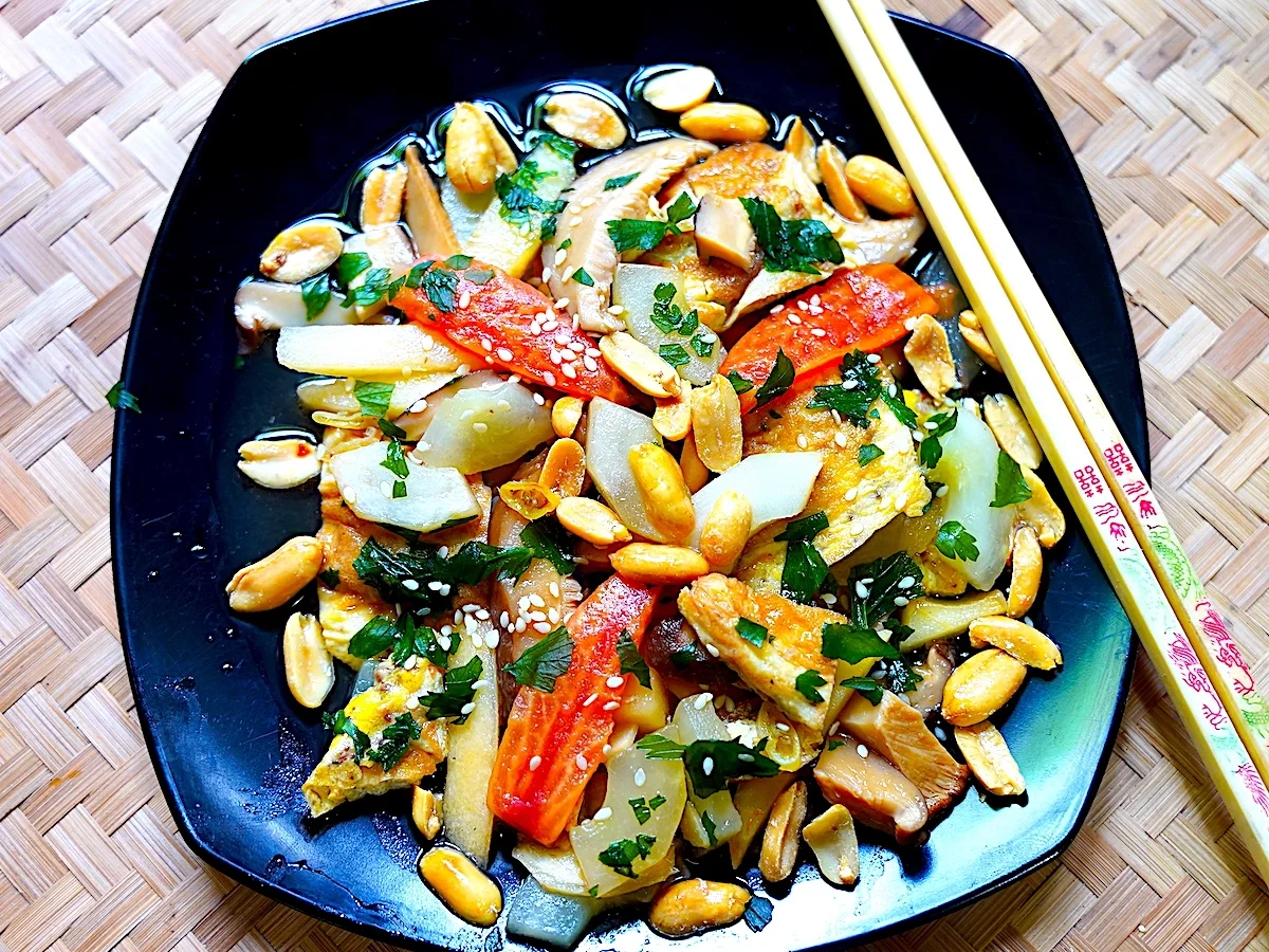 Eier mit Pilzen, Gurken-, Apfel- und Tomatenscheiben - Rezept - Bild Nr. 16387