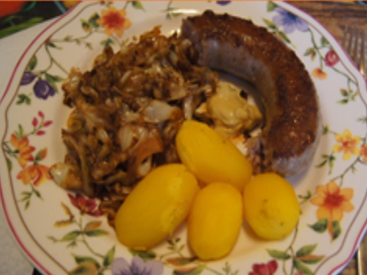 Brägenwurst mit gebratenen Spitzkohl und Drillingen - Rezept - Bild Nr. 2