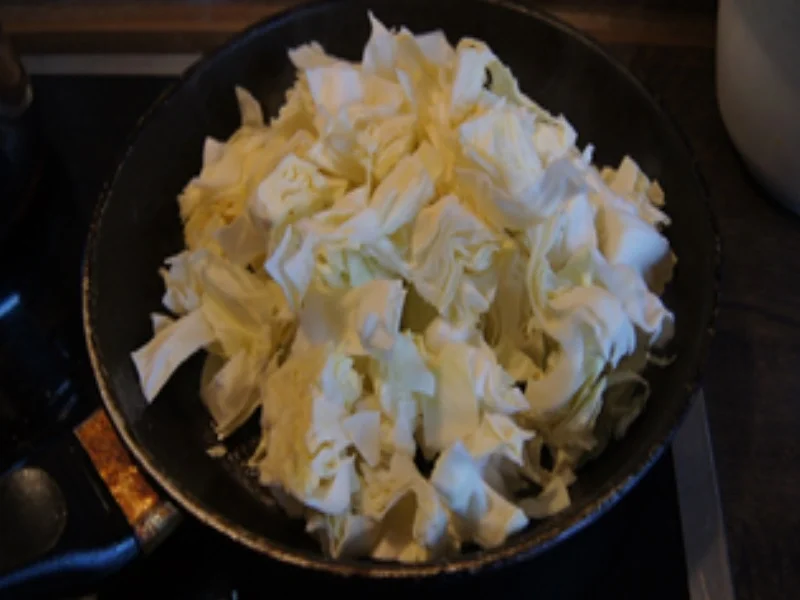 Brägenwurst mit gebratenen Spitzkohl und Drillingen - Rezept - Bild Nr. 8