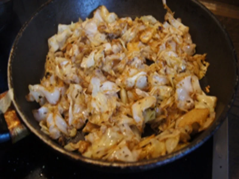 Brägenwurst mit gebratenen Spitzkohl und Drillingen - Rezept - Bild Nr. 9