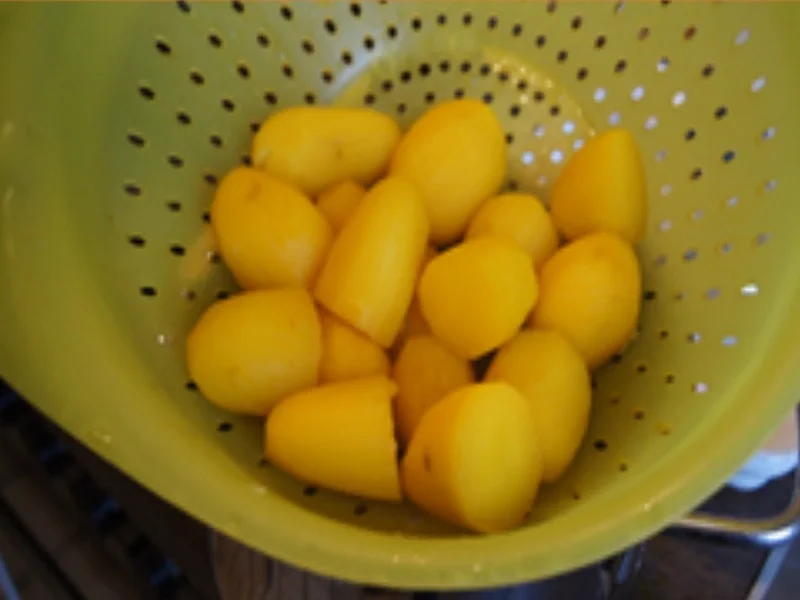 Brägenwurst mit gebratenen Spitzkohl und Drillingen - Rezept - Bild Nr. 11