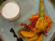 Kürbissuppe und frittierte Zucchiniblüte auf marinierten Kürbisstreifen - Rezept - Bild Nr. 2