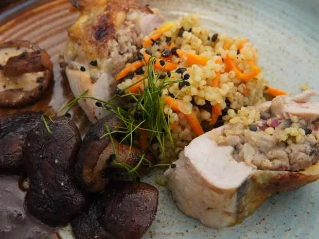 Gefüllte Perlhuhnbrust auf Graupotto mit Shiitake-Pilzen - Rezept - Bild Nr. 2