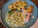 Wildlachsfilet mit Gurkensalat und Pellkartoffel-Drillingen - Rezept - Bild Nr. 2