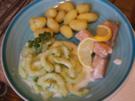 Wildlachsfilet mit Gurkensalat und Pellkartoffel-Drillingen - Rezept - Bild Nr. 2