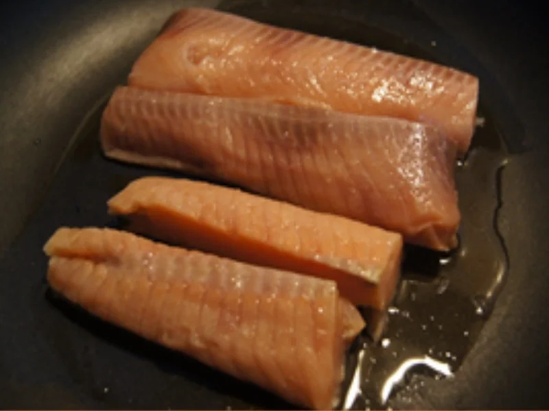 Wildlachsfilet mit Gurkensalat und Pellkartoffel-Drillingen - Rezept - Bild Nr. 4