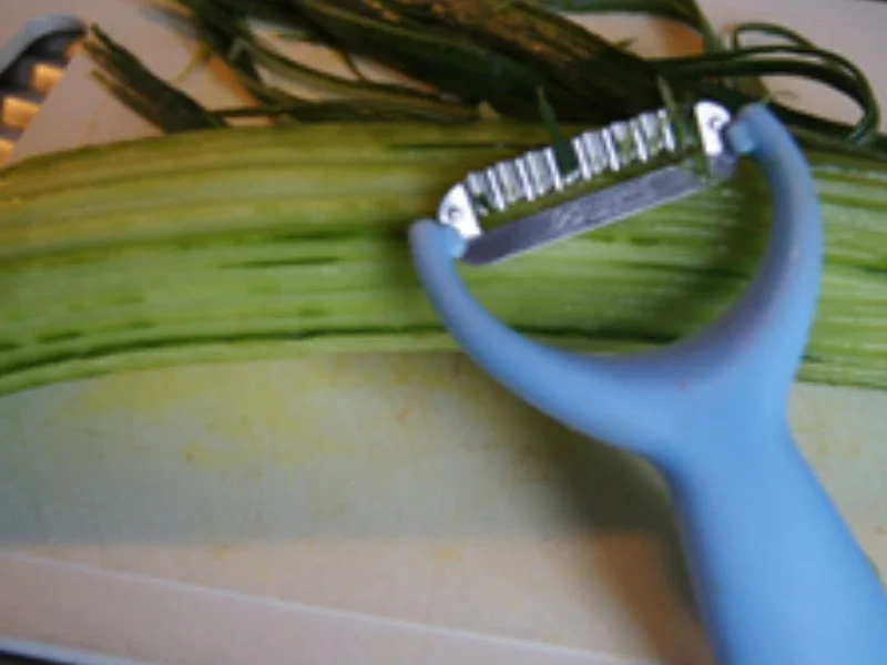 Wildlachsfilet mit Gurkensalat und Pellkartoffel-Drillingen - Rezept - Bild Nr. 5