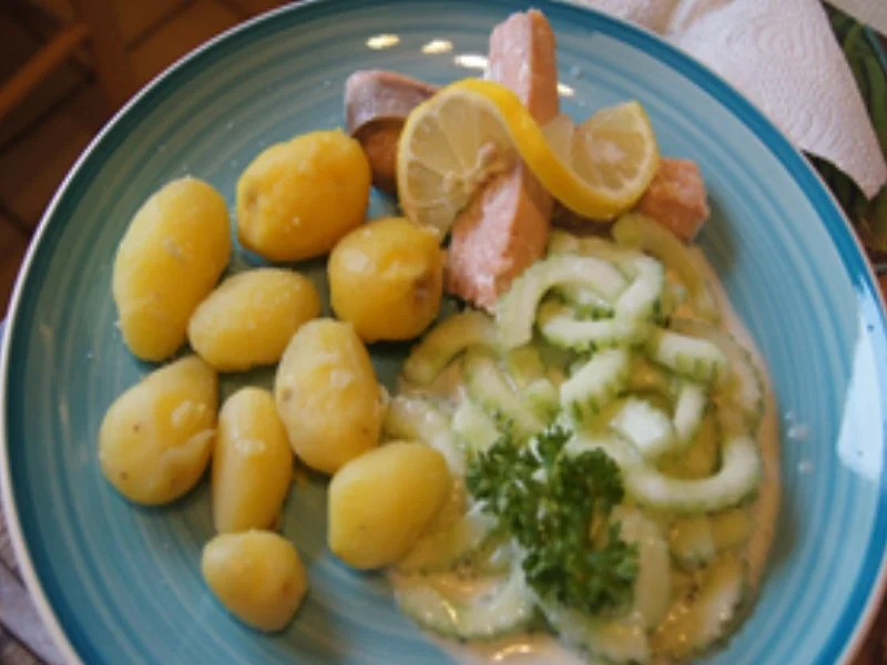 Wildlachsfilet mit Gurkensalat und Pellkartoffel-Drillingen - Rezept - Bild Nr. 10