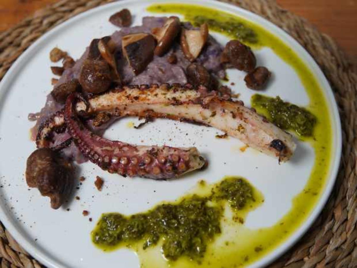 Oktopus mit Maronen und Pilzen auf lila Kartoffelpüree - von Das ...