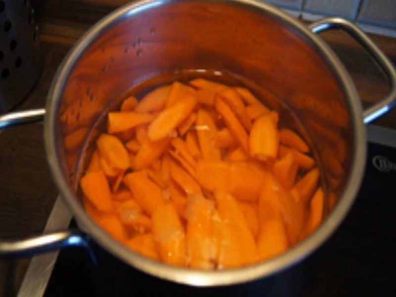 Mini-Knusper-Schnitzel mit Honig-Sahne-Möhren und Kartoffelstampf - Rezept - Bild Nr. 5