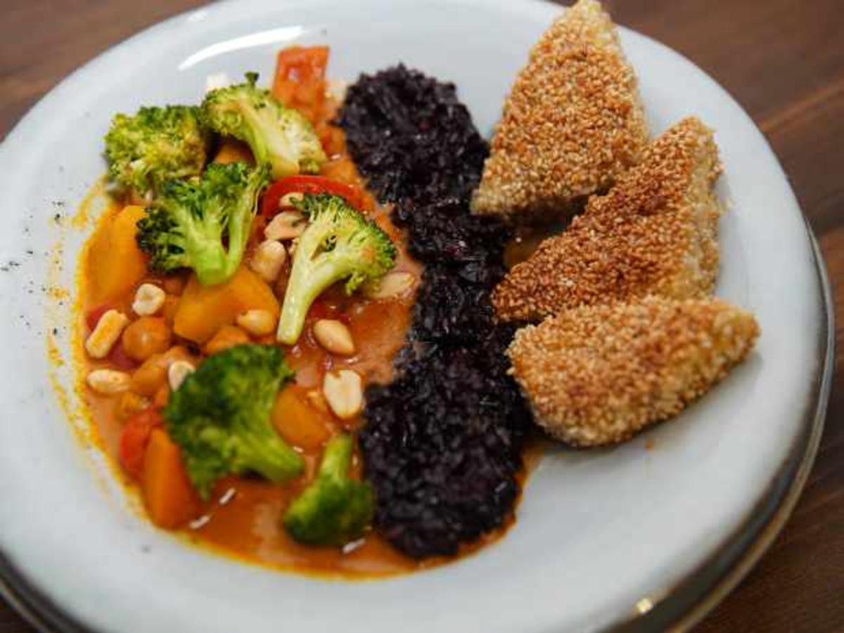 Indisches Gemüse-Curry mit schwarzem Reis und Honig-Sesam-Paneer ...