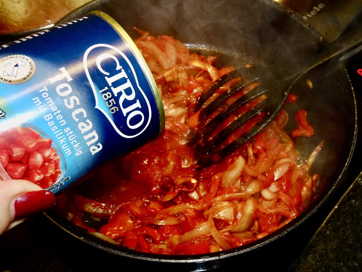 Rezept: Sardische Gemüsepfanne, Hühnerfilet & Tomaten-Spaghetti-Nester Bild Nr. 16408 Sardische Gemüsepfanne, Hühnerfilet & Tomaten-Spaghetti-Nester - Rezept - Bild Nr. 16408