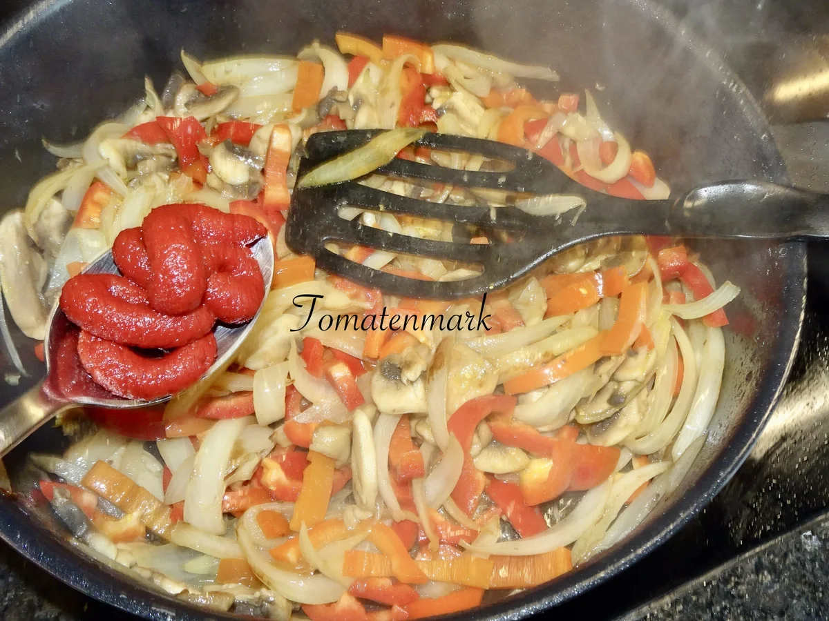 Rezept: Sardische Gemüsepfanne, Hühnerfilet & Tomaten-Spaghetti-Nester Bild Nr. 16413 Sardische Gemüsepfanne, Hühnerfilet & Tomaten-Spaghetti-Nester - Rezept - Bild Nr. 16413