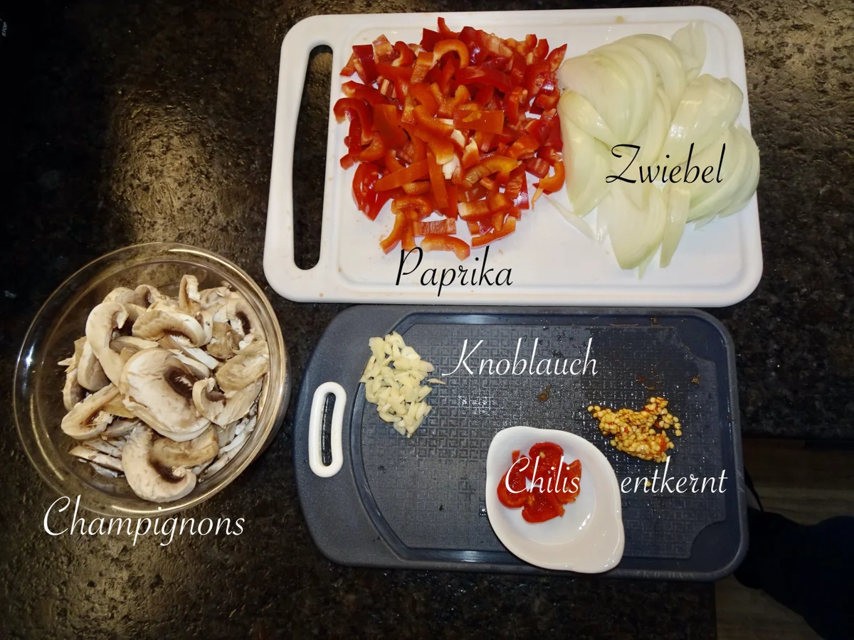 Rezept: Sardische Gemüsepfanne, Hühnerfilet & Tomaten-Spaghetti-Nester Bild Nr. 16416 Sardische Gemüsepfanne, Hühnerfilet & Tomaten-Spaghetti-Nester - Rezept - Bild Nr. 16416