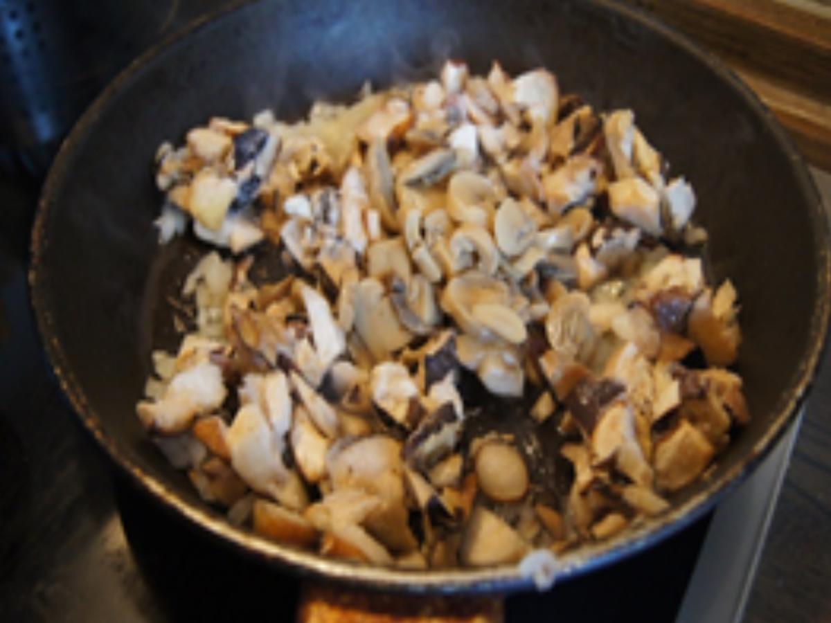 Rahm Pilz Sauce mit böhmischen Knödeln und Gurkensalat - schnell ...
